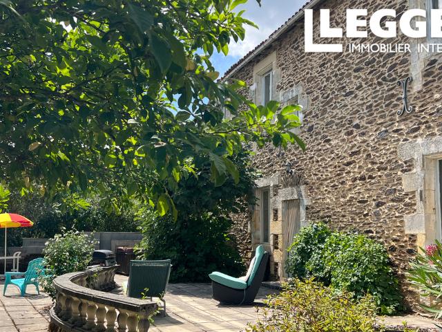 Le Presbytère: maison 4 chambres avec jardin, terrasse et vue campagne. Hameau, 10 min d'une ville avec marché