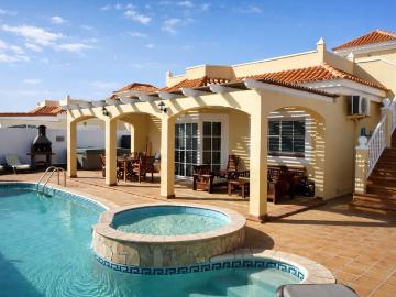 Le presentamos esta elegante villa independiente ubicada en. 210m² Caleta de Fuste