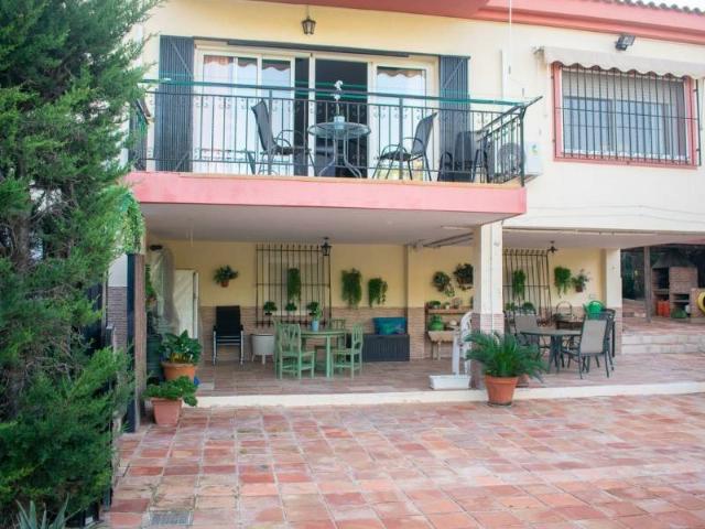 Le presentamos esta villa independiente de estilo mediterrán. 231m² Molina de Segura