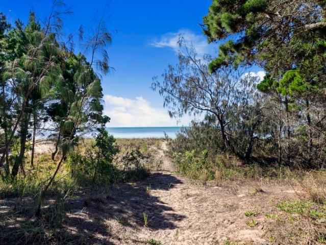 LEMAC Coastal Living with Space, Privacy & Direct Beach Access