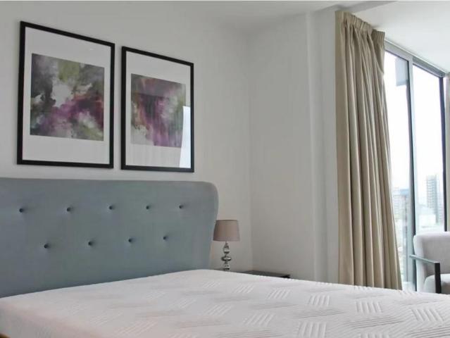 Leman Street, London E1 2 bed flat to rent £3,900 pcm £900 pw