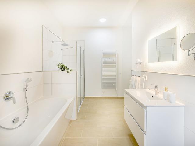 Lemon3: Rooftop Retreat – Bright & Stylish