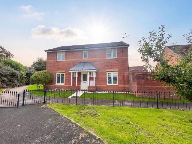 Lentworth Drive, Manchester M28 4 bed detached house to rent £1,850 pcm £427 pw