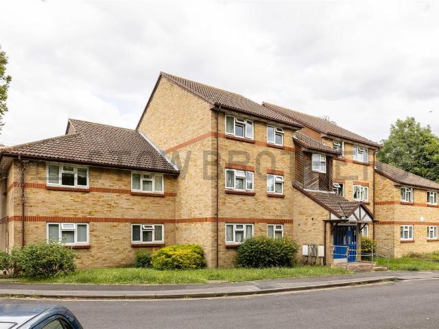 Lena Kennedy Close, Highams Park E4, 2 bed flat to rent, £1,790 pcm | PrimeLocation