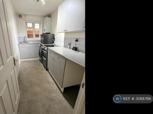 Lenbee House, Chatham, ME5 1 bed flat to rent £995 pcm £230 pw