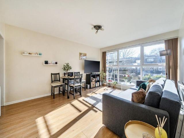 Lenham Road, Lee, London, SE12 2 bed apartment to rent £1,750 pcm £404 pw