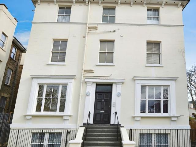 Lennard Road Croydon CR0 2 bed flat to rent £1,725 pcm £398 pw