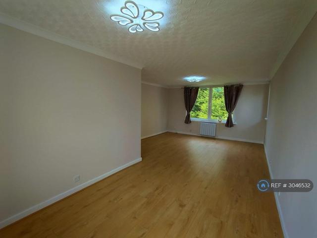 Lennox Court, Bearsden Glasgow, G61 2 bed flat to rent £1,200 pcm £277 pw