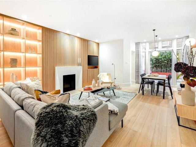 Lennox Gardens, London, SW1X 2 bed apartment to rent £8,450 pcm £1,950 pw