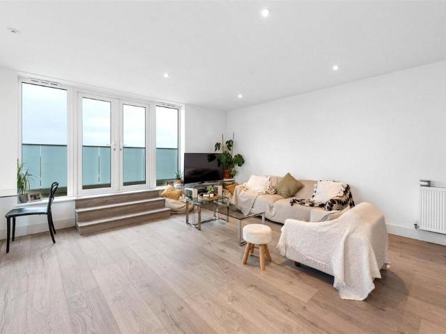 Lennox Road, Worthing BN11 2 bed flat to rent £1,450 pcm £335 pw