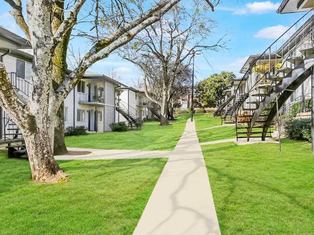 Lenox Place 3 Bedroom Apartment for Rent at 2572 Lenox Road Northeast, North Atlanta, GA 30324 Pine Hills