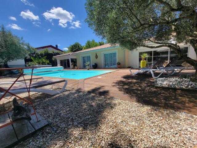 Léognan, Élégance et Sérénité: Maison d'Exception avec Sp 222m² Léognan