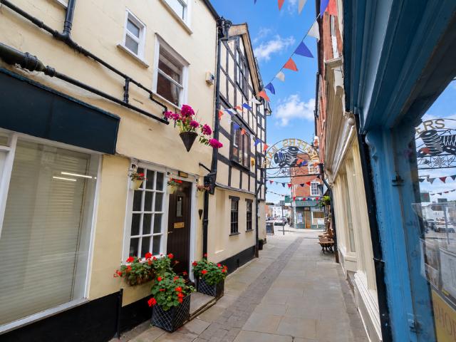 Leominster HR6 2 bed townhouse to rent £875 pcm £202 pw