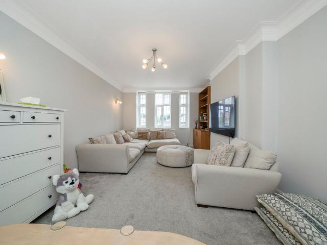Leonard Court, Edwardes Square W8, 2 bed flat to rent, £3,700 pcm | PrimeLocation
