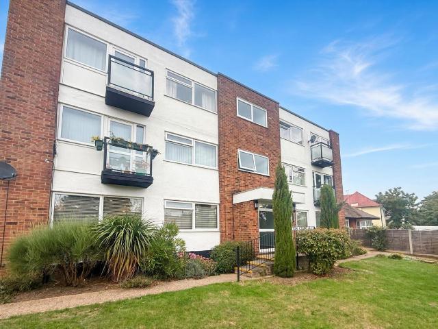 Leonard Road, Westcliff On Sea SS0, 2 bed flat to rent, £1,295 pcm | PrimeLocation