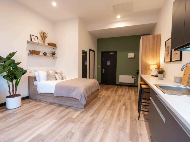 Leonardo, Leeds Has an Apartment