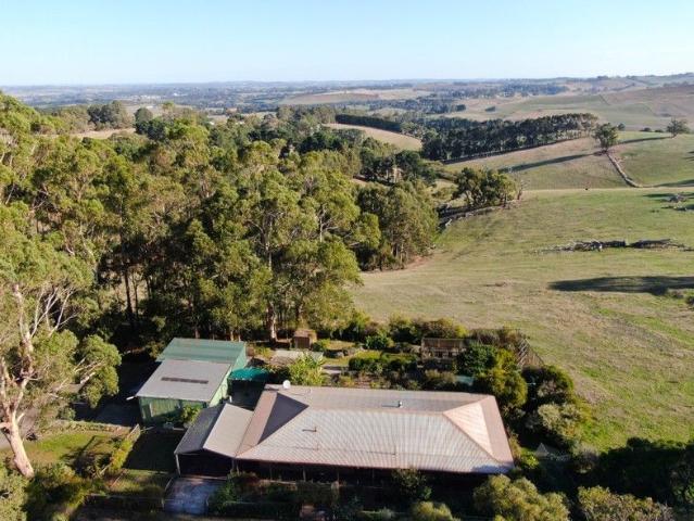 LEONGATHA NORTH LIFESTYLE PROPERTY WITH STUNNING VIEWS
