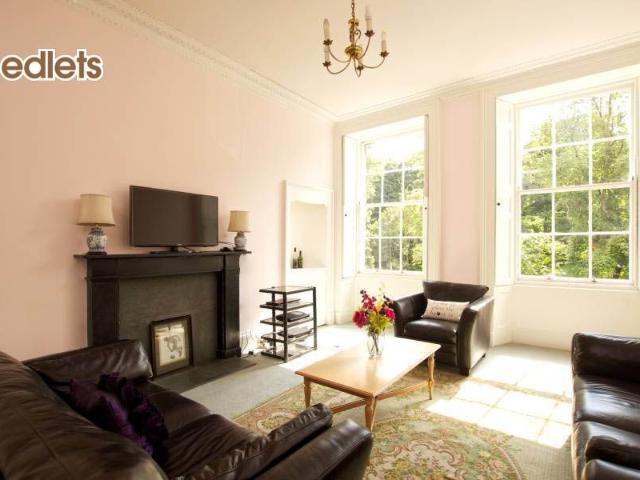 Leopold Place, Edinburgh EH7, 2 bed flat to rent, £2,600 pcm | PrimeLocation