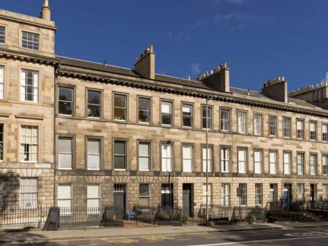 Leopold Place, Hillside, Edinburgh 4 bed flat to rent £3,000 pcm £692 pw