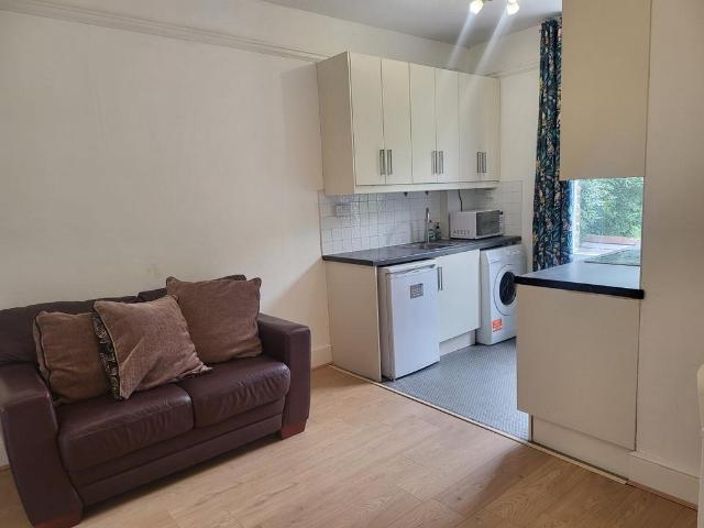 Leopold Road, Ealing 1 bed flat to rent £1,599 pcm £369 pw