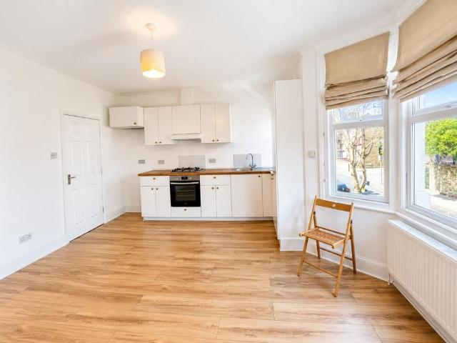 Leopold Road, Harlesden NW10, 2 bed flat to rent, £1,650 pcm | PrimeLocation