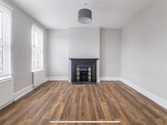Leopold Road, London, SW19 2 bed flat to rent £3,200 pcm £738 pw