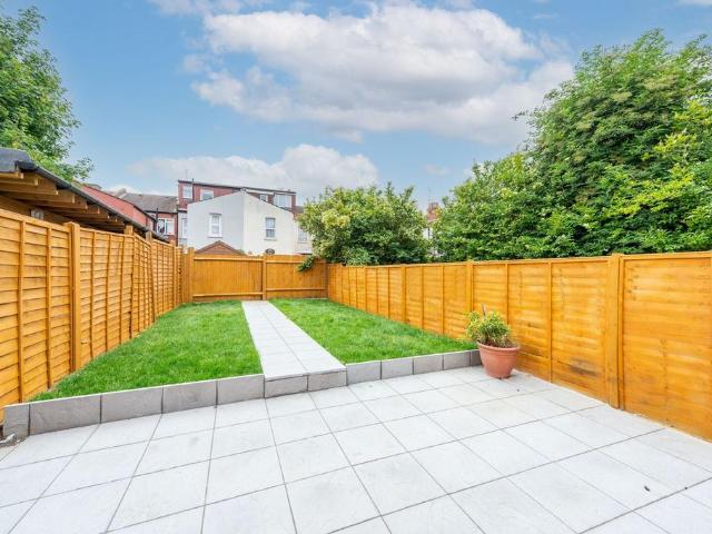Leopold road, Willesden, London, NW10 3 bed flat to rent £2,900 pcm £669 pw