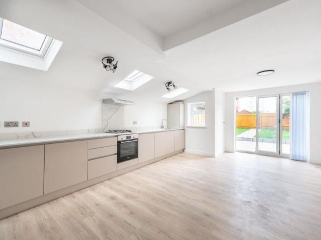 Leopold road, Willesden, London, NW10 3 bed flat to rent £3,000 pcm £692 pw