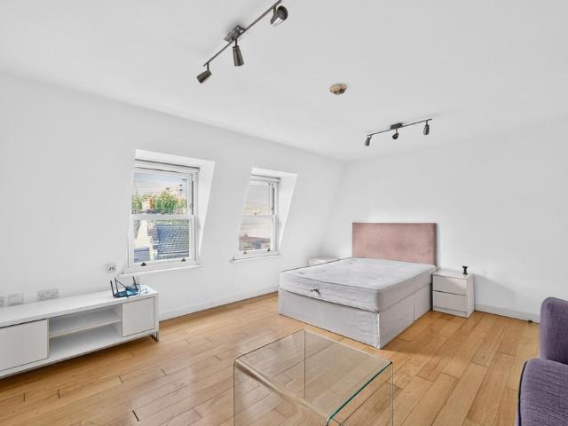 Leather Lane, London, EC1N 3 bed apartment to rent £3,800 pcm £877 pw