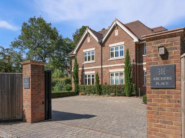 Leatherhead Road, Oxshott. 4 bed semi detached house to rent £9,000 pcm £2,077 pw