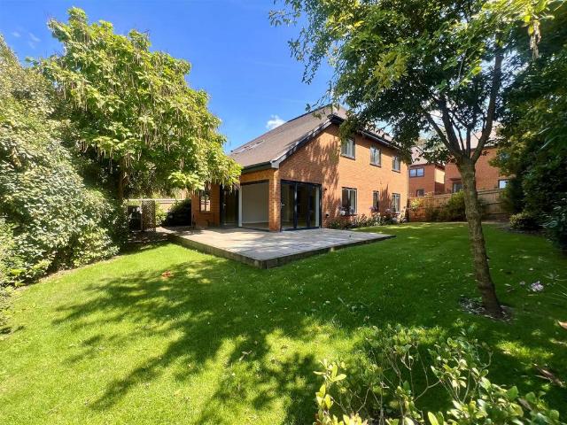 LEATHERHEAD ROAD, GREAT BOOKHAM 4 bed detached house to rent £4,300 pcm £992 pw