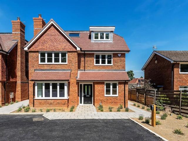 LEATHERHEAD ROAD, GREAT BOOKHAM, KT23 5 bed detached house to rent £4,750 pcm £1,096 pw