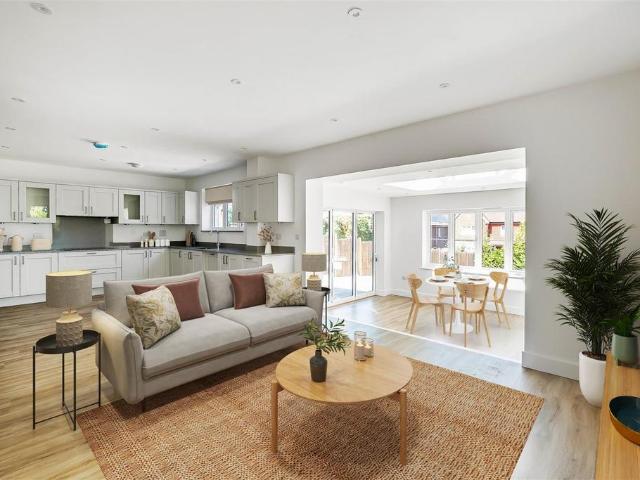 LEATHERHEAD ROAD, GREAT BOOKHAM, KT23 5 bed detached house to rent £4,750 pcm £1,096 pw