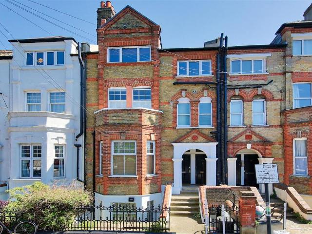 Leathwaite Road, London 2 bed flat to rent £2,350 pcm £542 pw