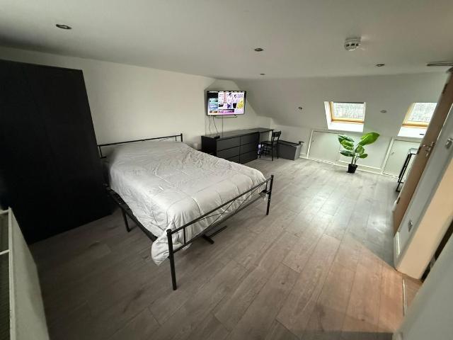Leaver Gardens, Western Avenue, Greenford UB6, Studio to rent, £1,150 pcm | PrimeLocation