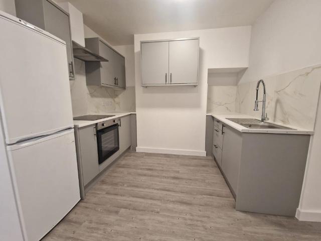 Leavesden Road, Watford. 2 bed flat to rent £1,750 pcm £404 pw