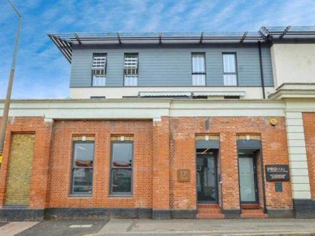 Leavesden Road, Watford, 3 Bedroom Apartment