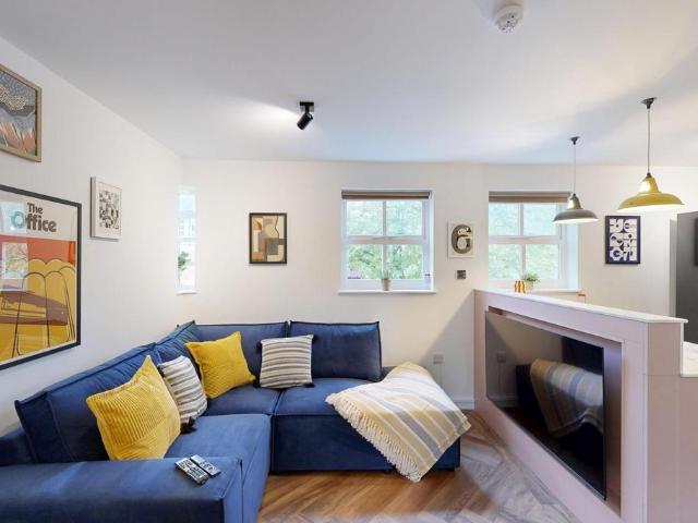 Leazes Parade Holland Drive. 5 bed flat to rent £2,708 pcm £625 pw