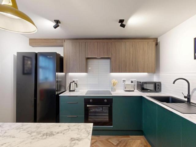 Leazes Parade Holland Drive. 5 bed flat to rent £3,358 pcm £775 pw