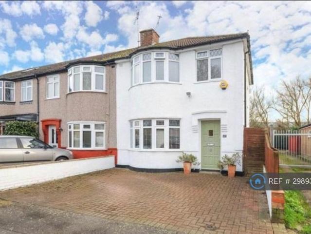Lea Crescent, Ruislip, HA4 2 bed end of terrace house to rent £2,100 pcm £485 pw