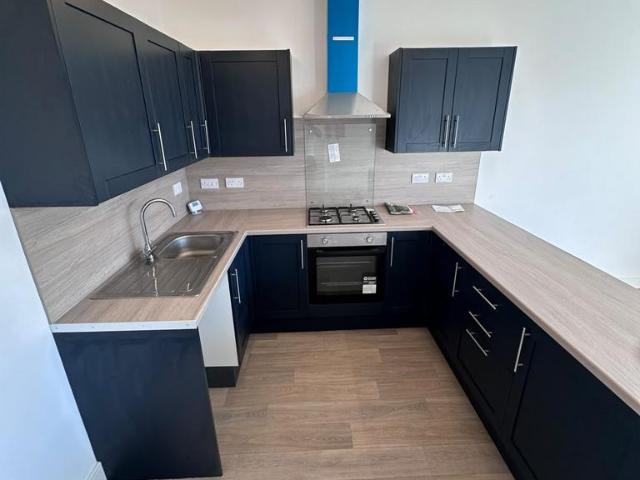Lea Bridge Road, London E10 3 bed flat to rent £2,350 pcm £542 pw