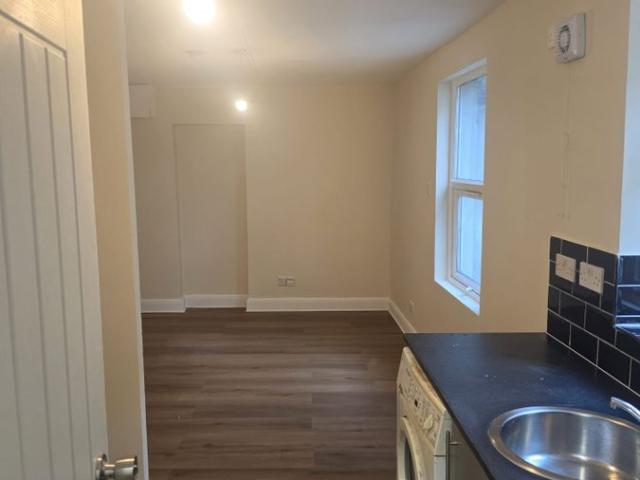 Lea Bridge Road, Leyton E10, Studio to rent, £900 pcm | PrimeLocation