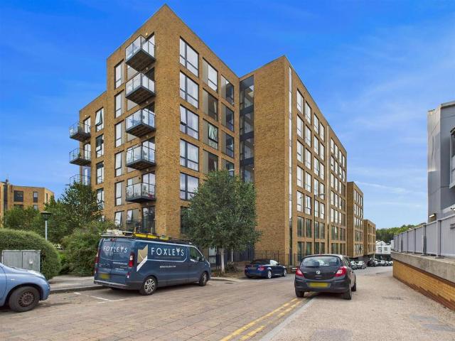 Leaden Hill, Coulsdon CR5 2 bed flat to rent £1,600 pcm £369 pw