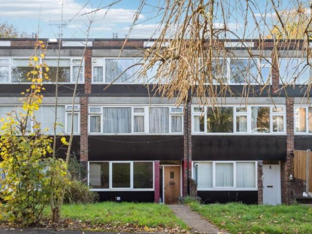 Leaf Close, Northwood HA6 3 bed duplex to rent £1,850 pcm £427 pw