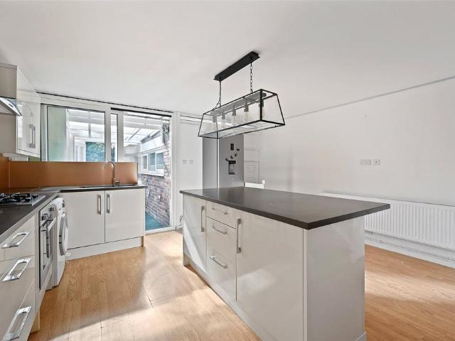 Leaf Close, Northwood, Middlesex, HA6 3 bed terraced house to rent £2,250 pcm £519 pw