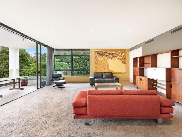Leafy Sanctuary of Light, Style and Exceptional Privacy