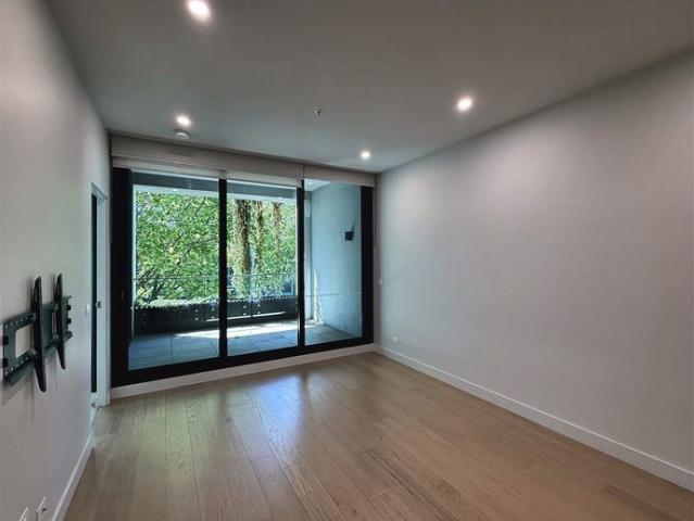 Leafy 2 Bed Apartment Opposite Surrey Gardens with Balcony & Parking