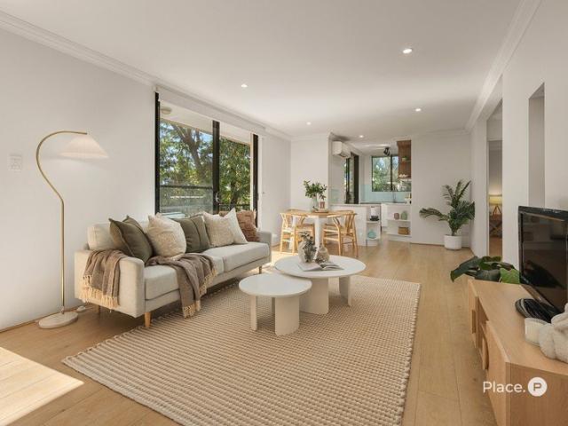 Leafy Taringa Living with Space, Style and Convenience