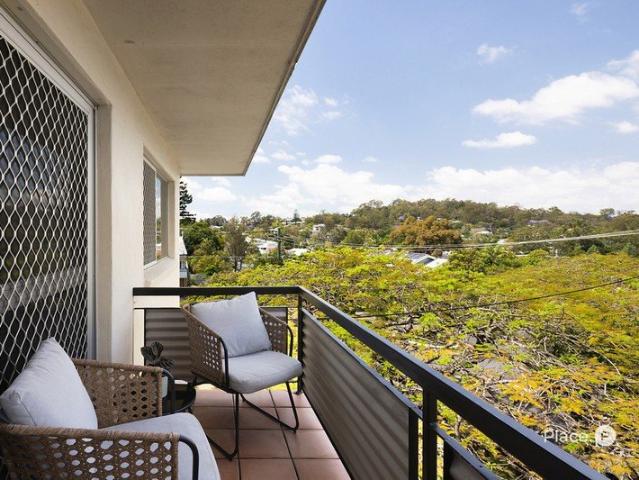 Leafy Top Floor Retreat with a Walkable Lifestyle