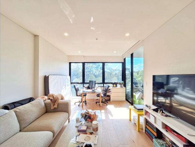 Leafy Tree Top Retreat with Resort Style Living in the Heart of Rouse Hill